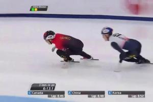 短道速滑世界杯韩队员挑衅中国队超越后做出摇手指手势