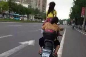 家长骑电动车孩子单腿跪在后座上网友拍下这视频