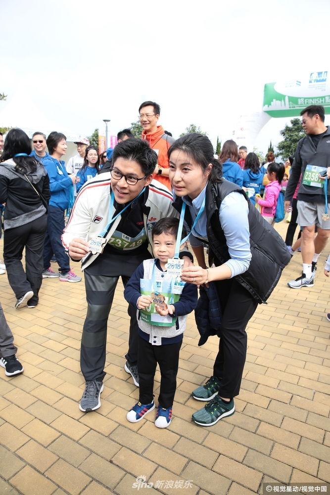 新浪娱乐讯 1月21日,郭晶晶霍启刚出席香港马拉松家庭跑活动,一家三口