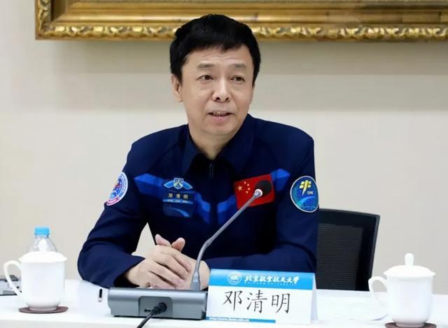 解放军航天员邓清明为何没有登上太空是名字原因吗不可能