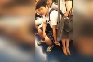 西安地铁三号线一年轻男子偷拍女性裙底被曝光