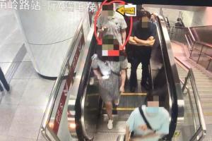 地铁三号线上男子偷拍女乘客裙底被抓手机里竟有上百部偷拍视频