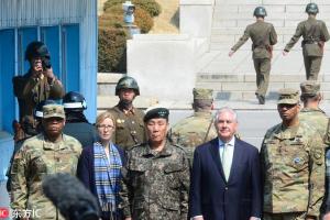 美国务卿蒂勒森抵韩访问直奔非军事区 朝鲜士兵忙拍照