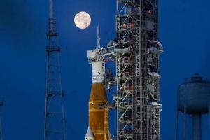 肯尼迪航天中心发射搭载有猎户座飞船的新一代登月火箭