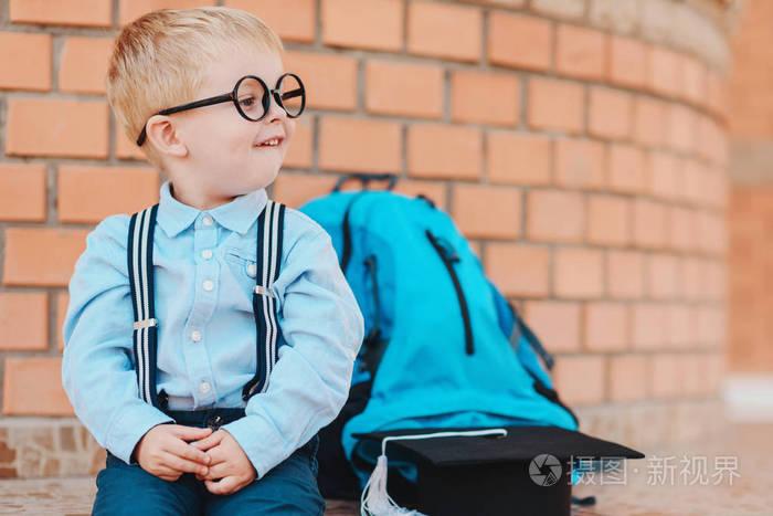 快乐聪明的戴眼镜的孩子第一次去上学带书包的小孩去上小学小学儿童