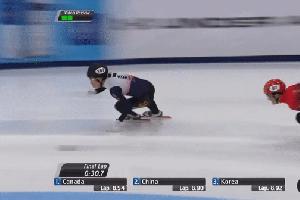 短道速滑世界杯#今天的男子接力比赛上,韩国选手朴知元对中国选手做了