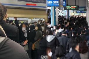 韩国地铁发生大规模人群聚集 市民担心踩踏报警:太挤了!喘不过气
