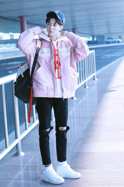 十二星宿风之少年管栎启程首尔时装周 粉色夹克清爽帅气