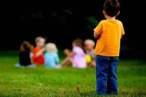 4岁男孩在幼儿园沉默孤僻,看起来
