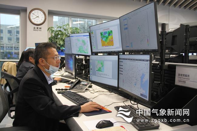 7时40分许,中央气象台,作为今天的值班首席预报员,张涛正在为8时的