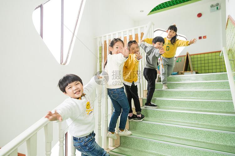 幼儿园儿童上楼梯
